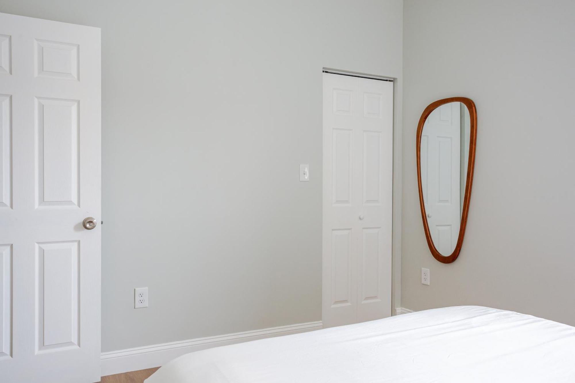 Stylish In Center City, French-japanese & Minimalist Vibes